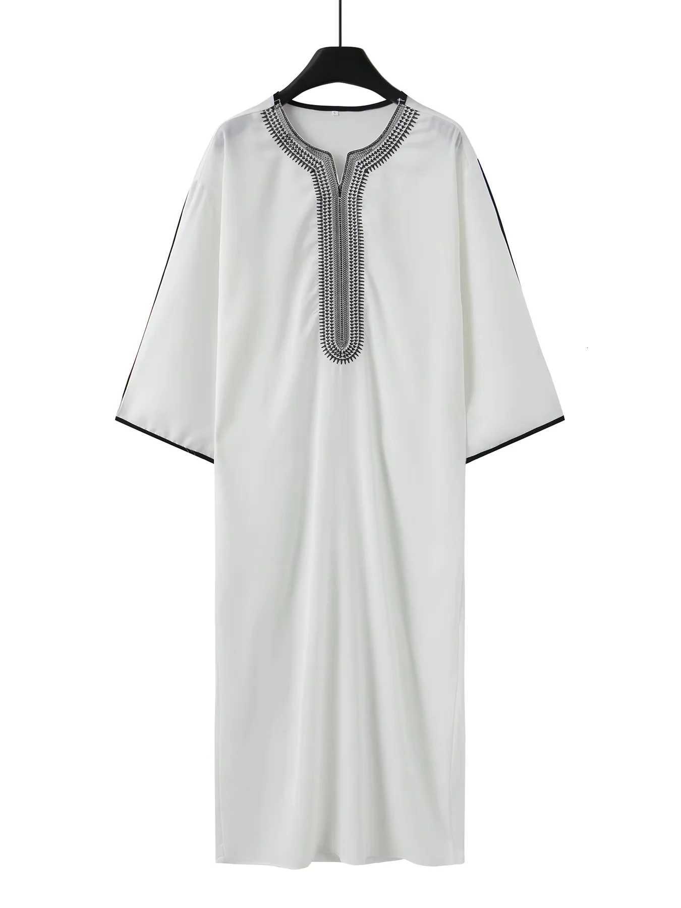 Traditional Middle Eastern Muslim Ethnic Style Mens Robe Eid al Fitr Clothing Round Neck Embroidered Mens Robe W251216