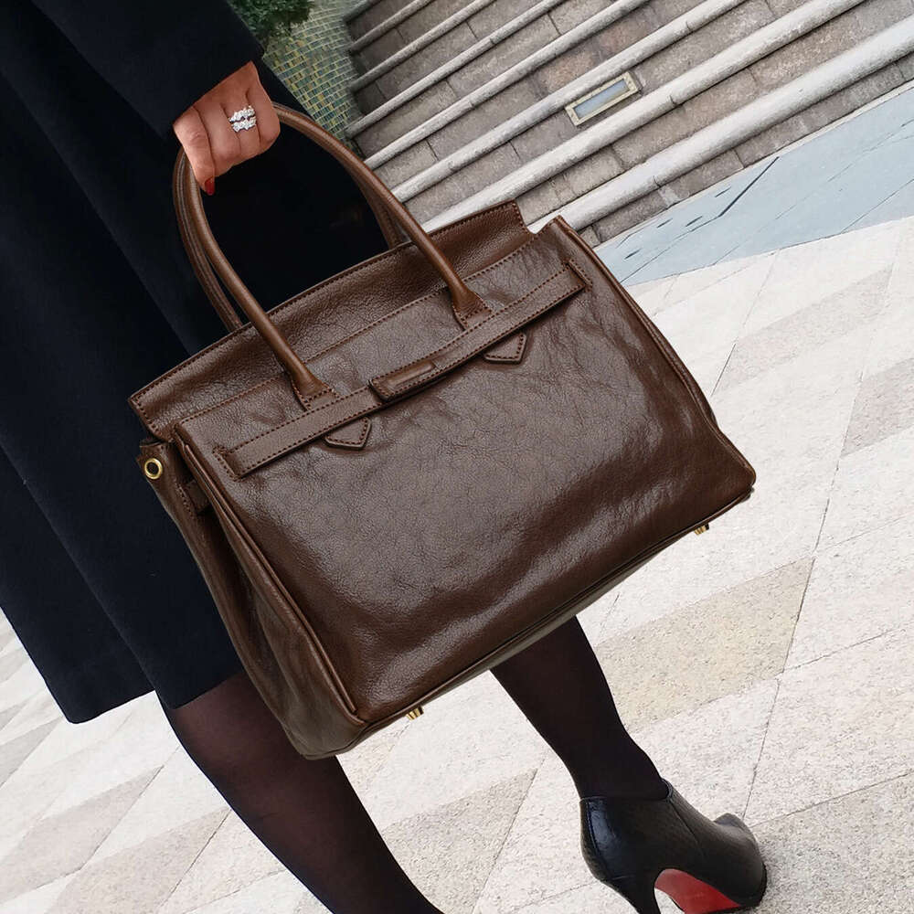 2026 New Women Large Capacity Cowhide Leather Handbag Luxury Niche High End Top Handle Bag All Season Ladies Shoulder Bag Fashion Purse SENYY