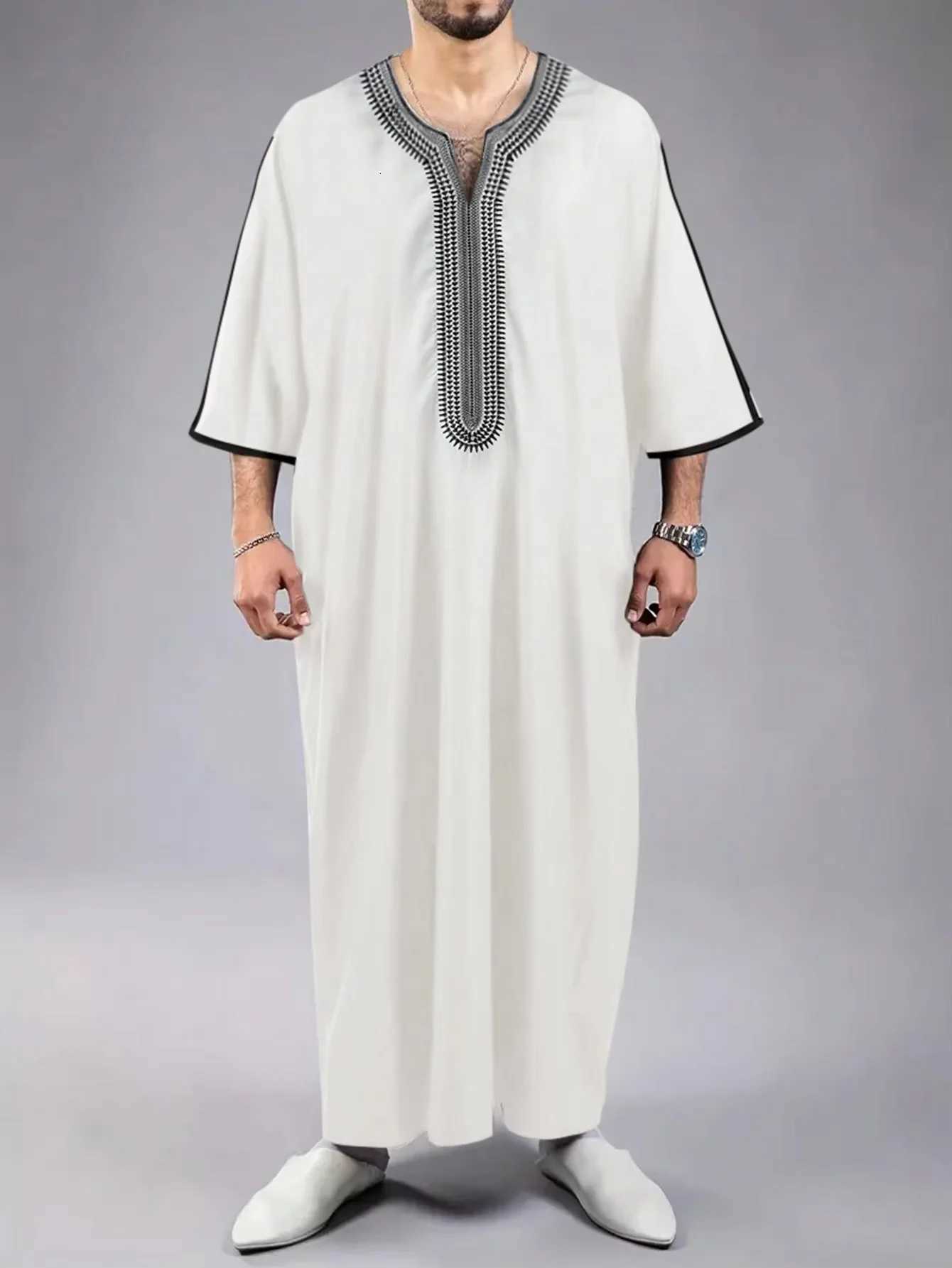 Traditional Middle Eastern Muslim Ethnic Style Mens Robe Eid al Fitr Clothing Round Neck Embroidered Mens Robe W251216