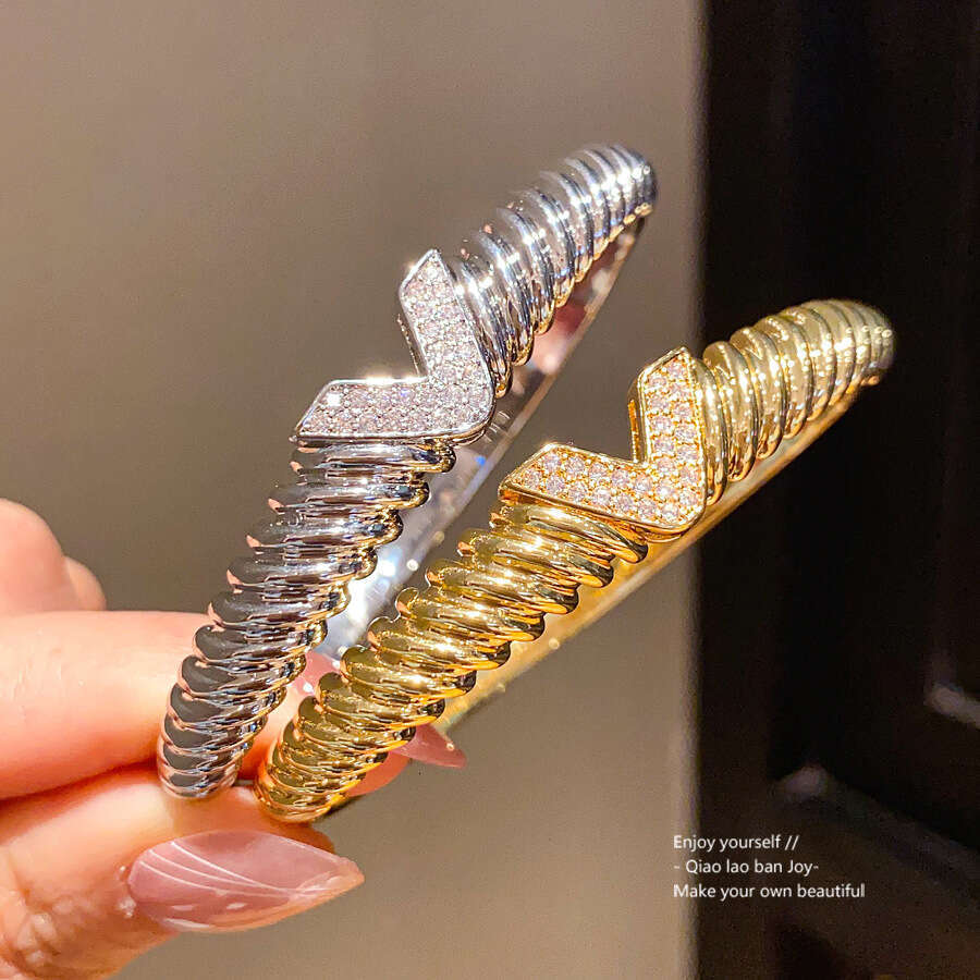 18K Real Gold Plated Zircon Letter V Clasp Bracelet, Vintage Style, Fashionable Wristband, Light Luxury, High-End Feel, Women's Jewelry