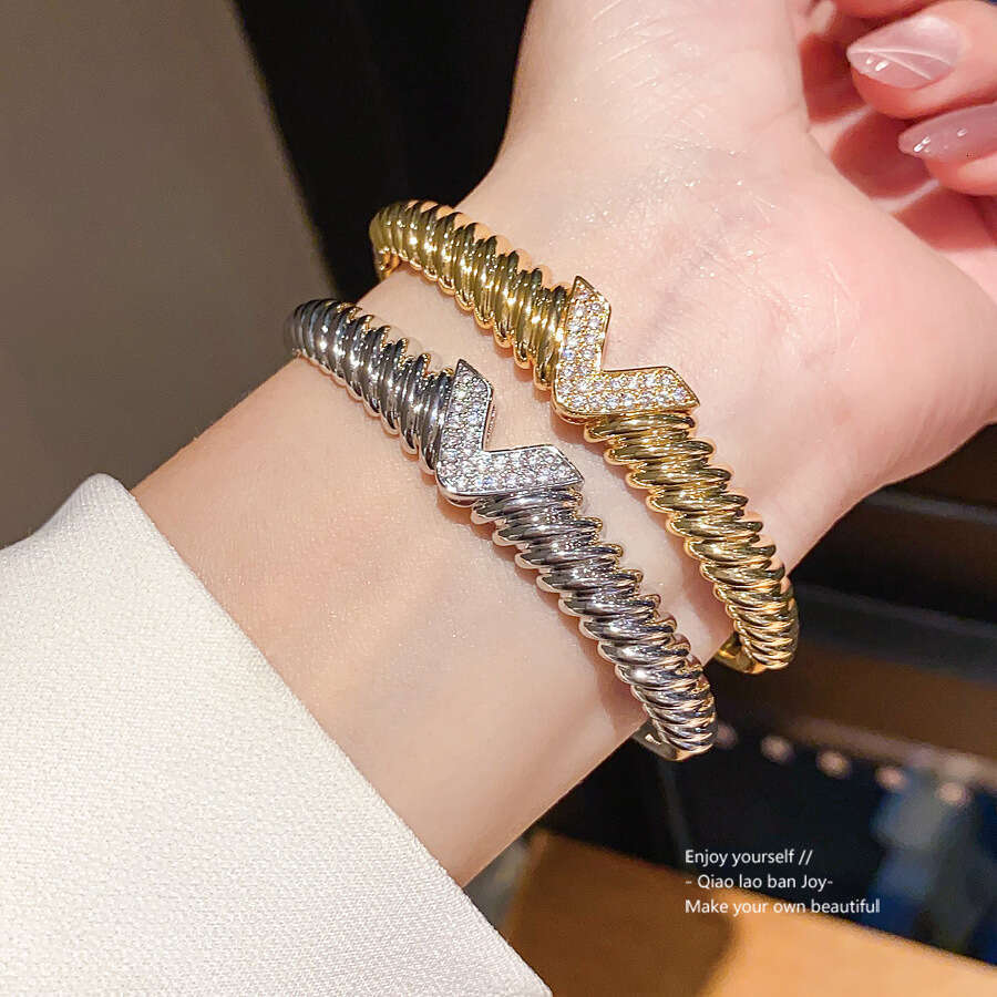 18K Real Gold Plated Zircon Letter V Clasp Bracelet, Vintage Style, Fashionable Wristband, Light Luxury, High-End Feel, Women's Jewelry