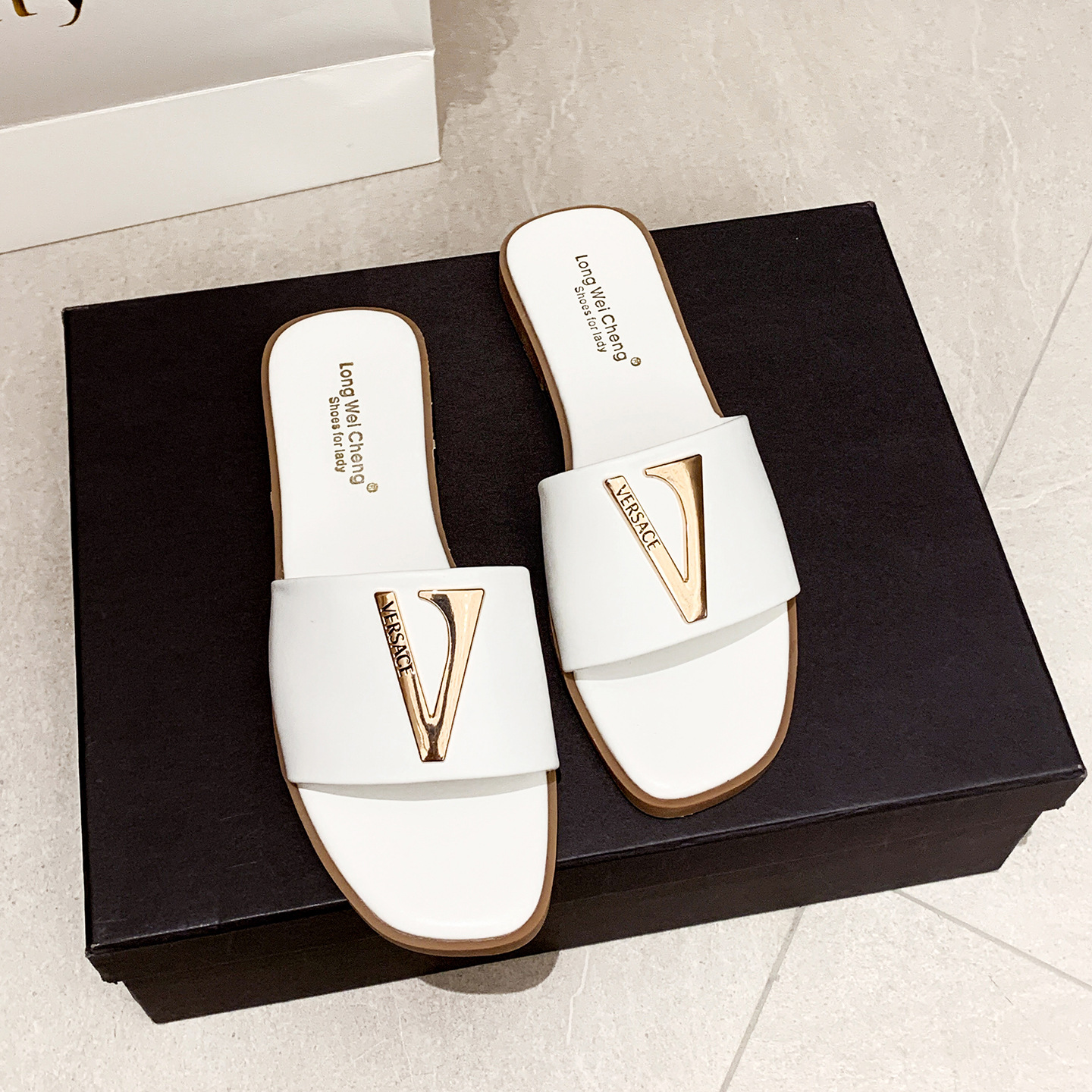 2026 summer Hot casual and fashionable designer letter flat slippers outdoor home mesh breathable beach shoes for women