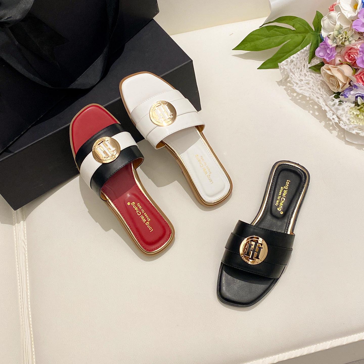 2026 summer hot casual and fashionable designer flat slippers outdoor home anti slip beach shoes for women