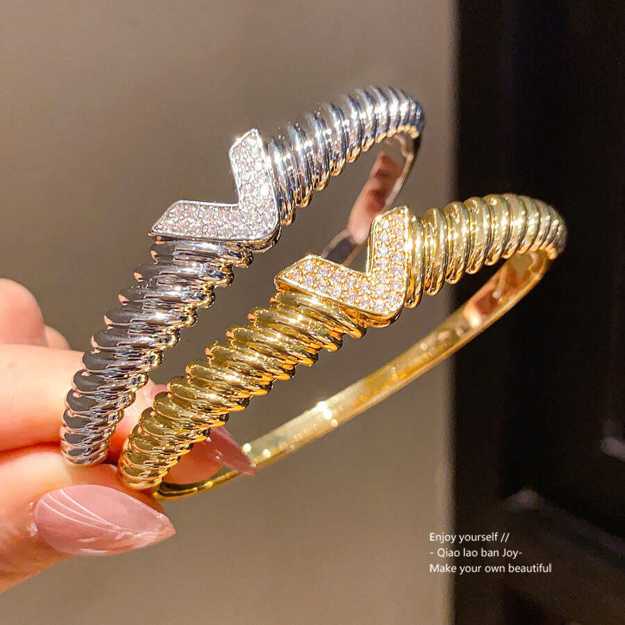 18K Real Gold Plated Zircon Letter V Clasp Bracelet, Vintage Style, Fashionable Wristband, Light Luxury, High-End Feel, Women's Jewelry