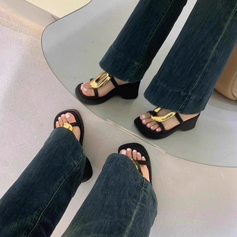 French Style Black Thick-Soled Sandals For Women Summer New Niche Fashion Simple Metal One-Strap Beach Slippers