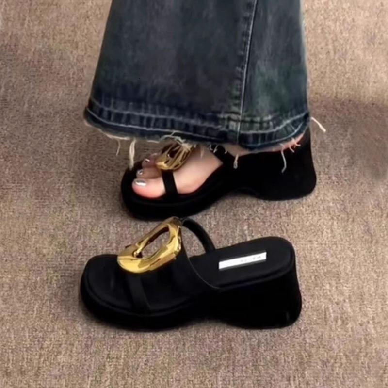 French Style Black Thick-Soled Sandals For Women Summer New Niche Fashion Simple Metal One-Strap Beach Slippers