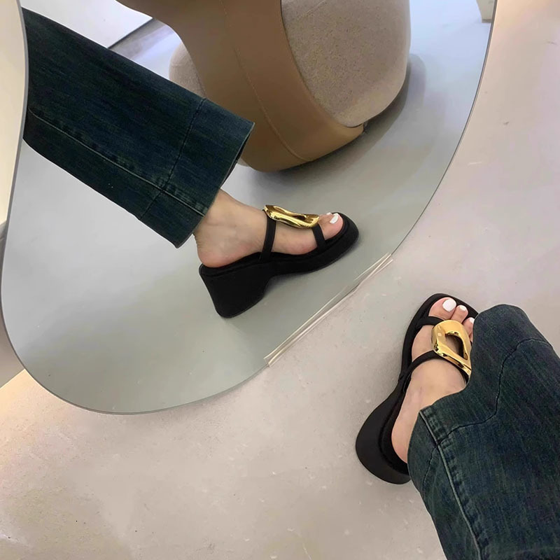 French Style Black Thick-Soled Sandals For Women Summer New Niche Fashion Simple Metal One-Strap Beach Slippers