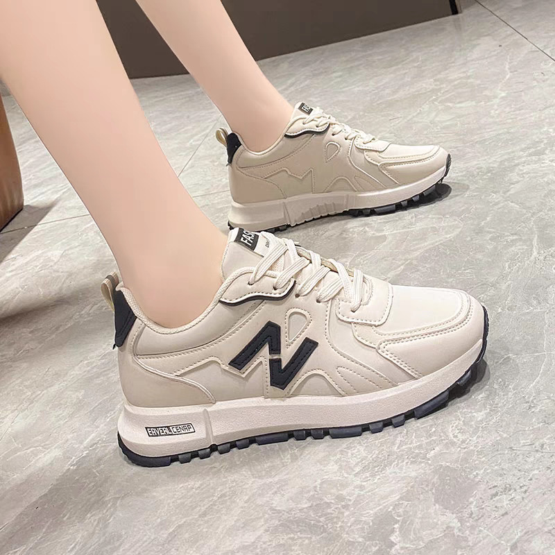 Sports shoes for women in the spring and autumn of 2026 are super popular versatile anti slip and casual women's shoes with soft soles and lightw