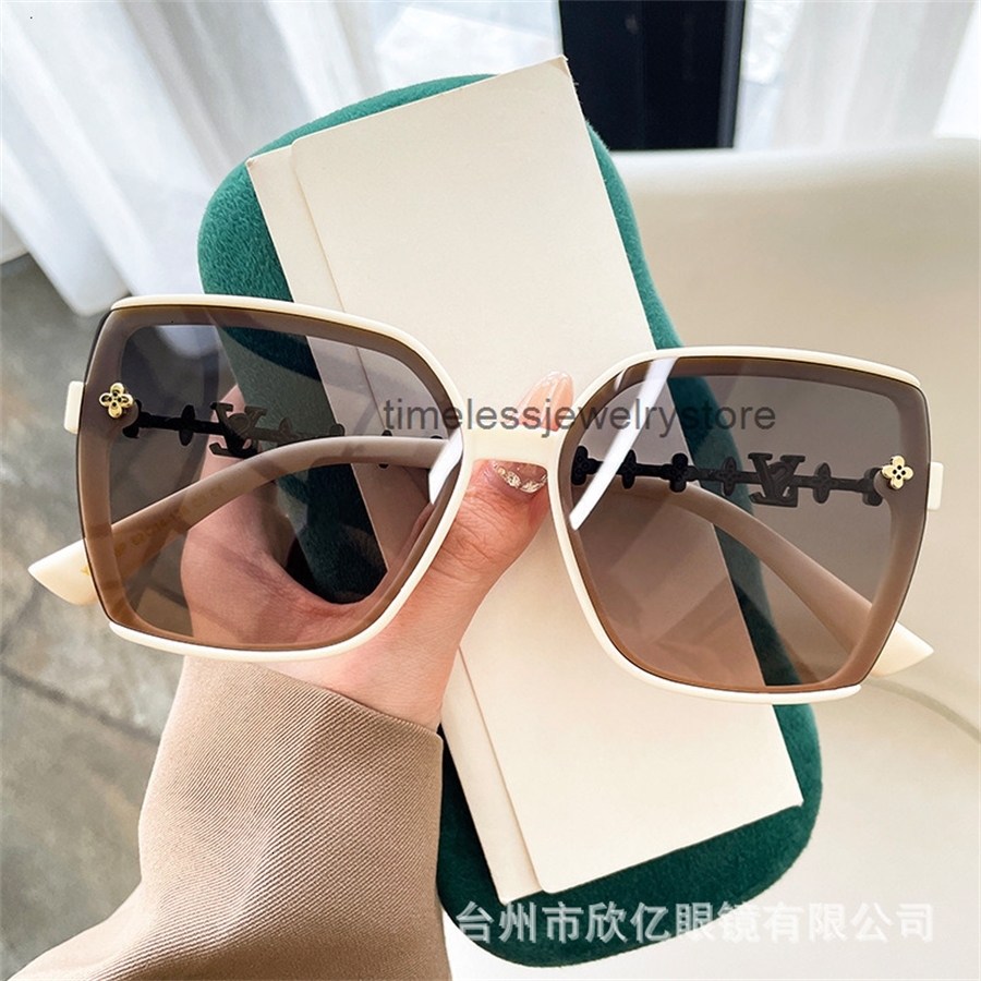 Designer lousi sunglasses lvness Luxury Designer Sunglass New Letter Chain Leg High-End Womens Polarized Sunglasses Celebrity Sunshade Sunglasses