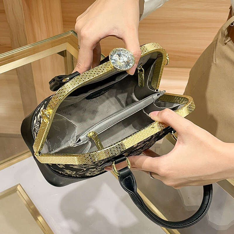 2026 New Women Embroidery Handbag Elegant Evening Bag Clasp Lock Bag Fashion Shell Bag High Quality Ladies Party Clutch Purse SENYY