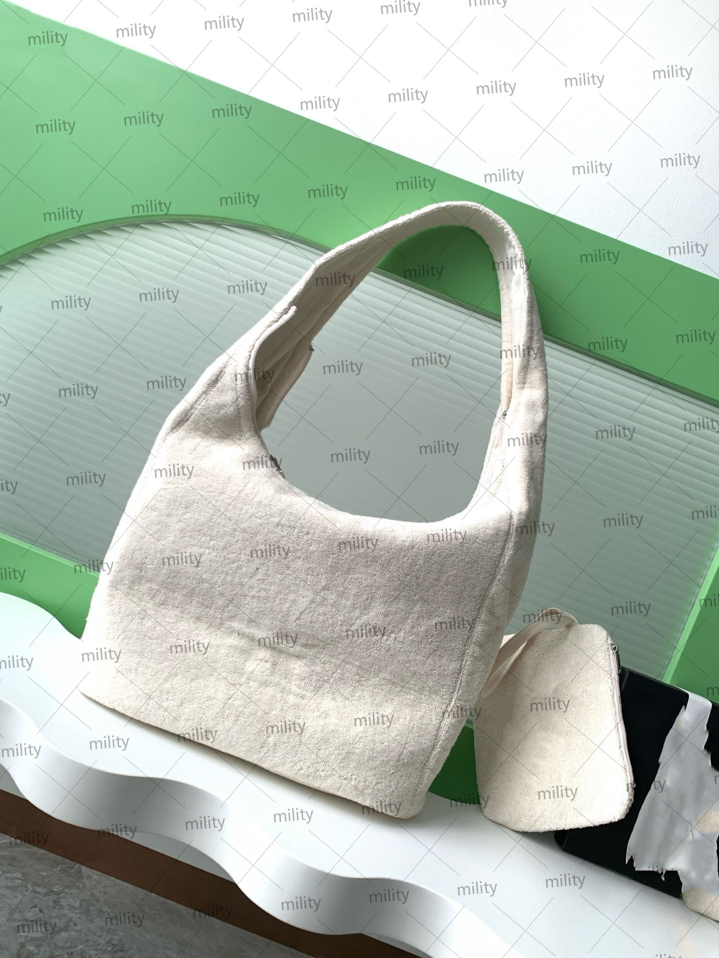 10A top designer women's casual travel and shopping beach bag, new and very glamorous, beach bag. Spacious handbag design, suitable for any occasion.