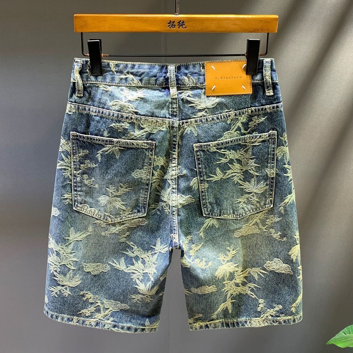 2026 Designer Collection - High-end Luxury Summer Outdoor Casual Men's Denim Shorts. The Style Is Fashionable And Unique, Featuring Stylish Strip