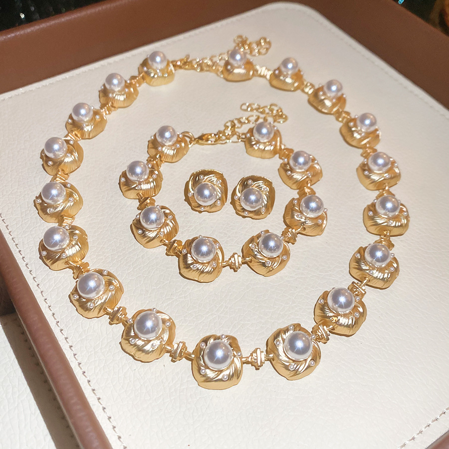 French court-style pearl necklace, bracelet, earrings, vintage elegant niche jewelry set, light luxury accessories for women - view 3