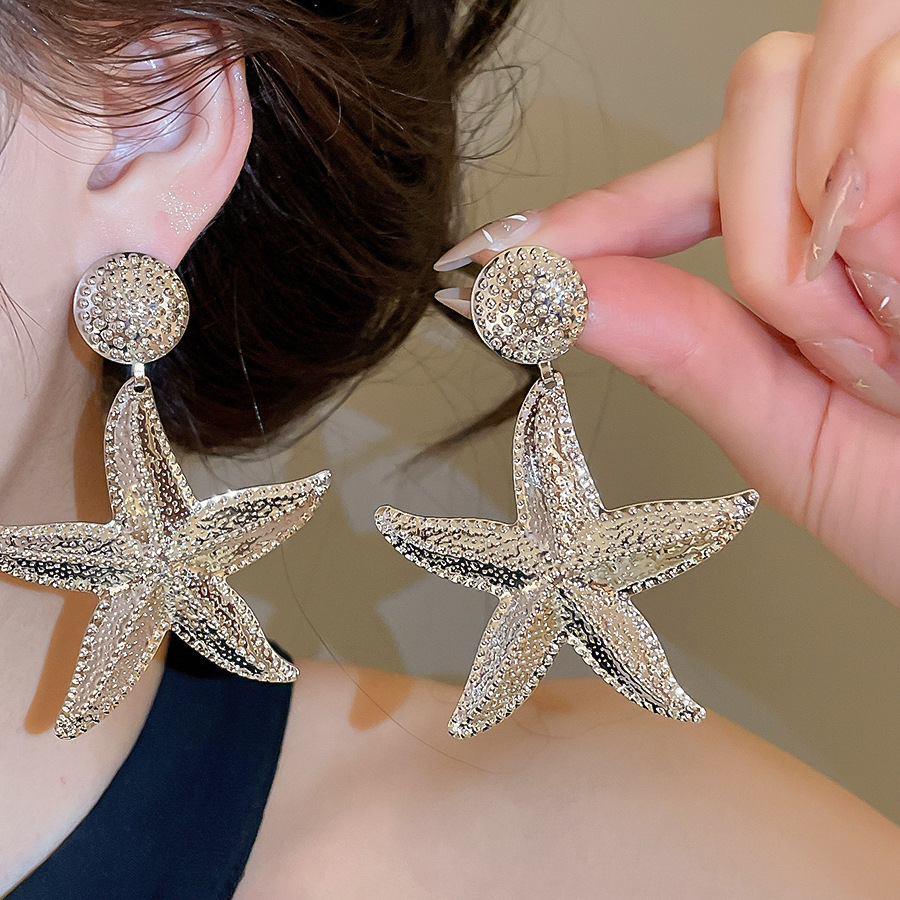 Silver needle metal pleated starfish European and American cross-border niche design earrings, unique trendy exaggerated earrings for women - view 3
