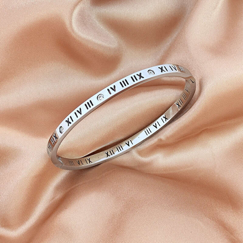Fashionable And Elegant Hollow Roman Numeral Titanium Steel Bracelet For Women, Niche Light Luxury High-End Diamond-Encrusted Jewelry Wholesale