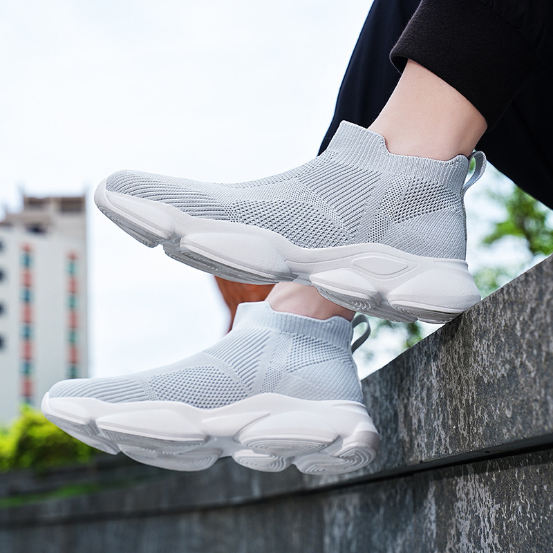 Free shipping Men comfortable and trendy soft soled sports and leisure shoes men thick soled height Cushioned black white