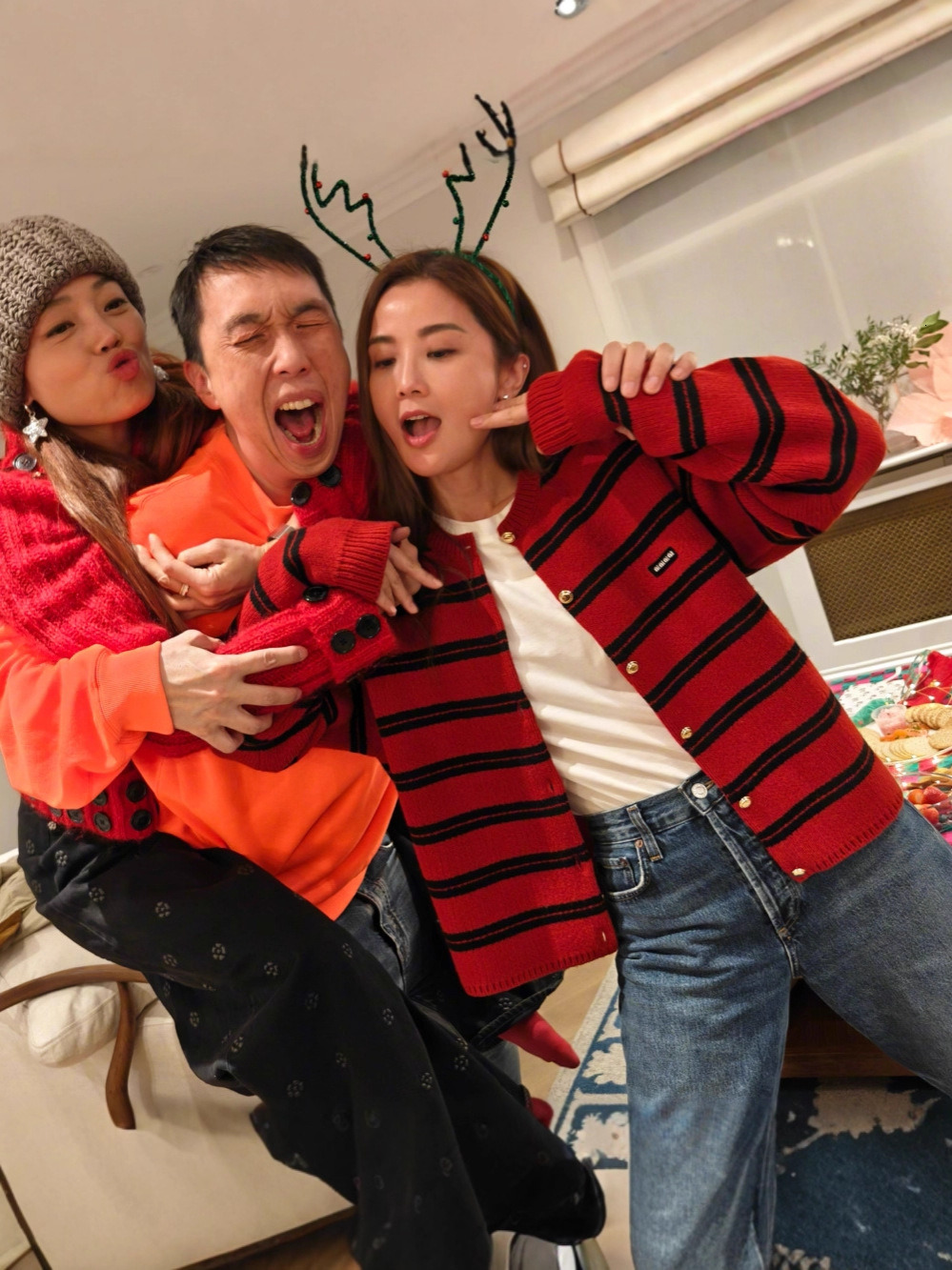 Nanyou High-End Quality Celebrity Inspired Women Wool Knit Cardigan M Letter Jacquard Red Black Striped Sweater Coat with Gold Button Decor Luxury War