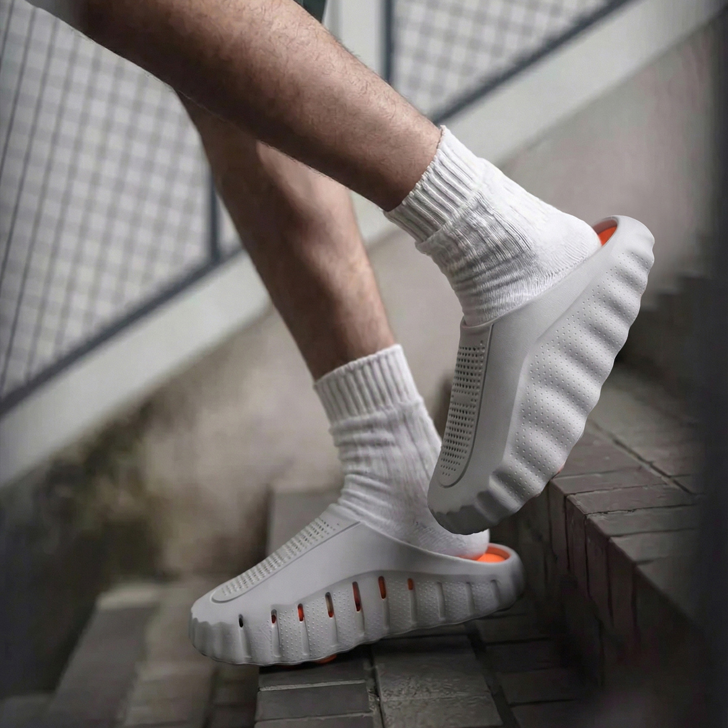 New free shipping designer slippers for mens slippers beige black red grey Fashionable and versatile Comfortable beach slippers with arch support