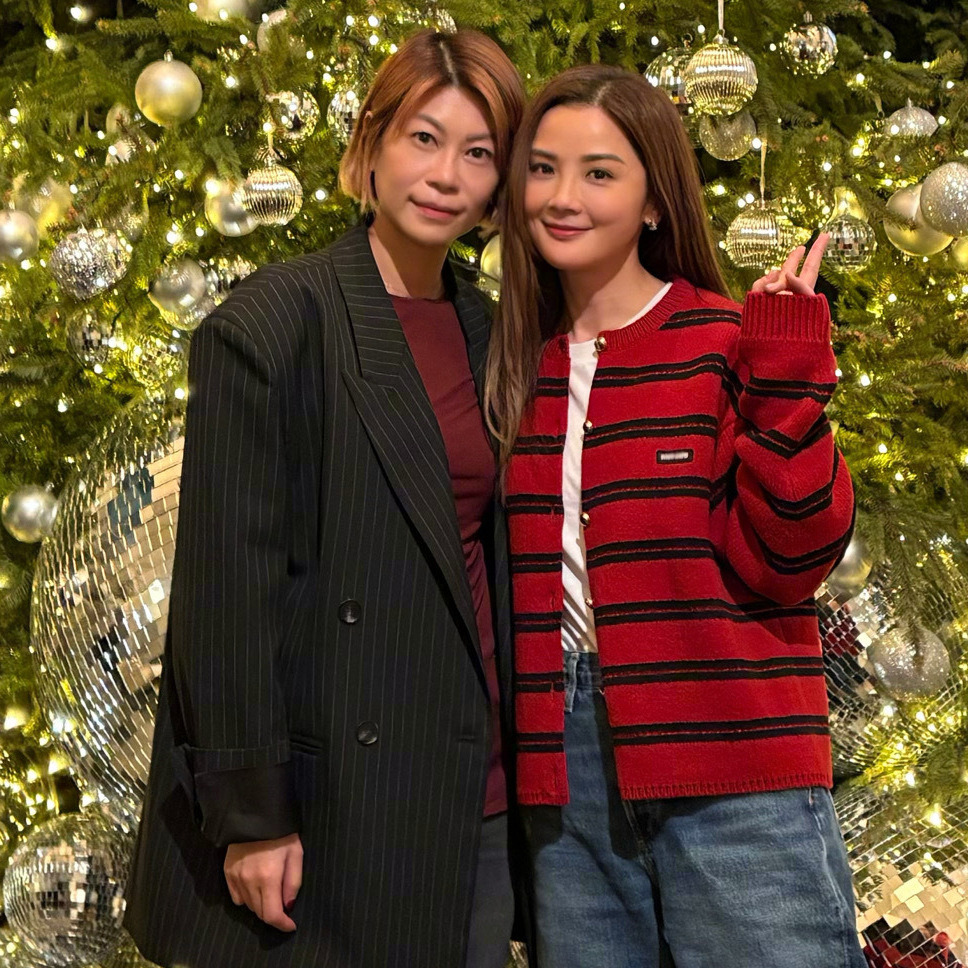 Nanyou High-End Quality Celebrity Inspired Women Wool Knit Cardigan M Letter Jacquard Red Black Striped Sweater Coat with Gold Button Decor Luxury War