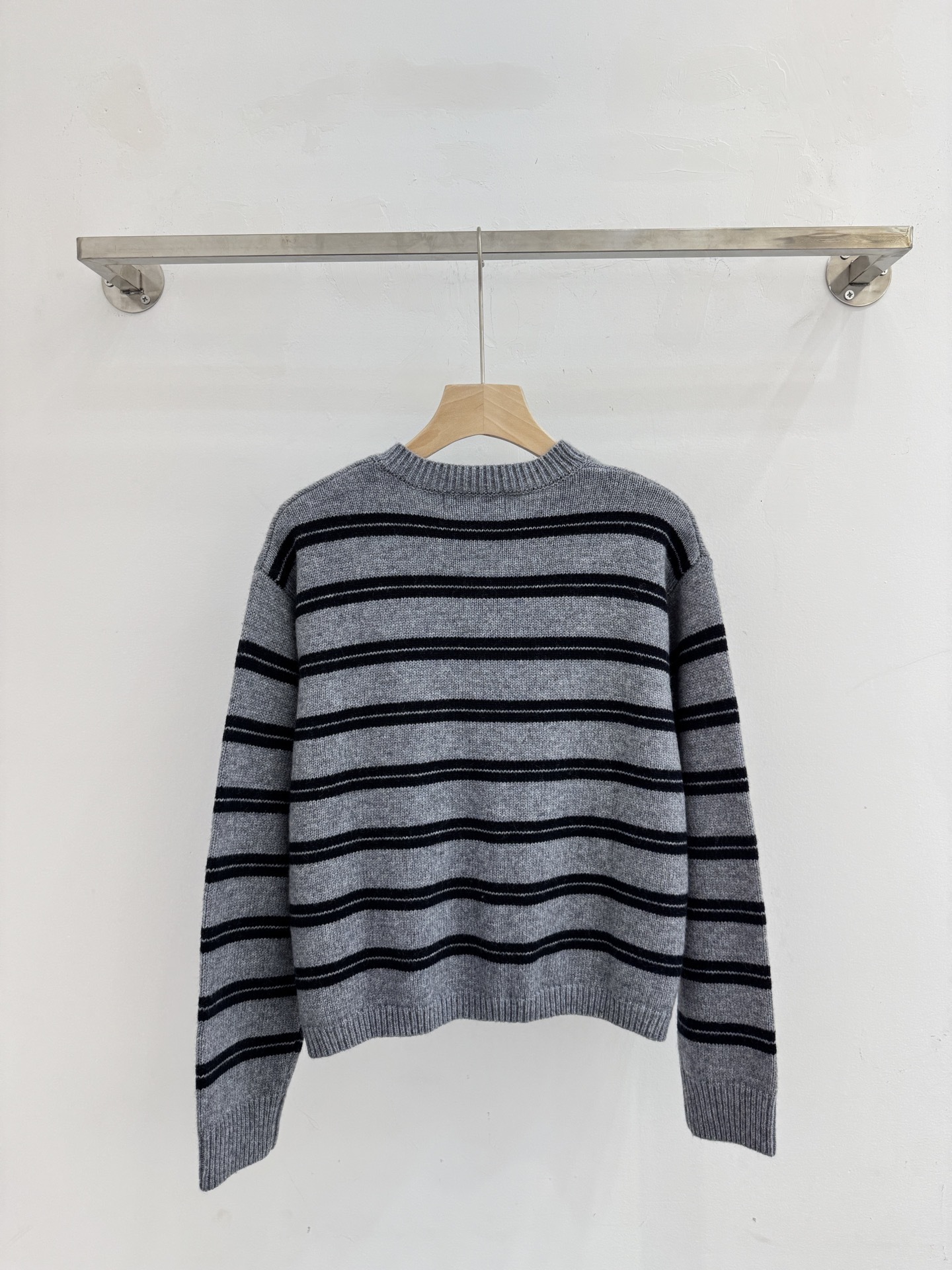 Nanyou High-End Quality Celebrity Inspired Women Wool Knit Cardigan M Letter Jacquard Red Black Striped Sweater Coat with Gold Button Decor Luxury War