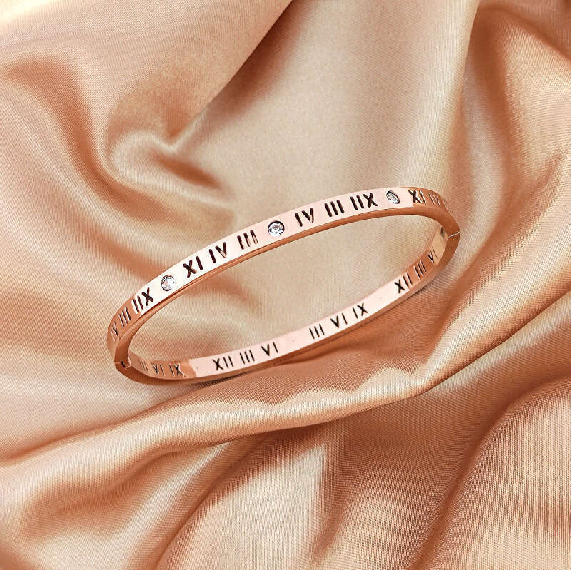 Fashionable And Elegant Hollow Roman Numeral Titanium Steel Bracelet For Women, Niche Light Luxury High-End Diamond-Encrusted Jewelry Wholesale