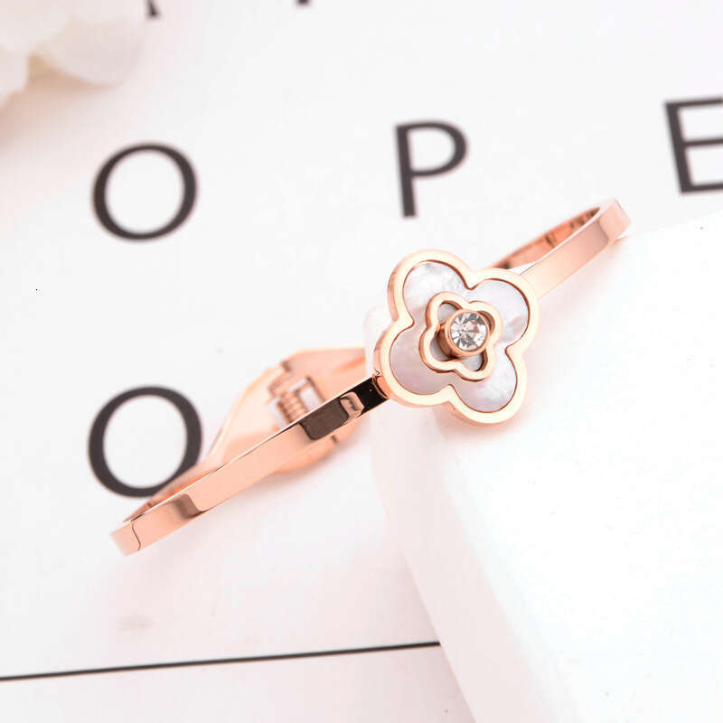Sweet Four-Leaf Shell Personalized Projection Bracelet For Women, Korean Version, Fashionable And Simple, Wholesale Couple's Jewelry With Petal E