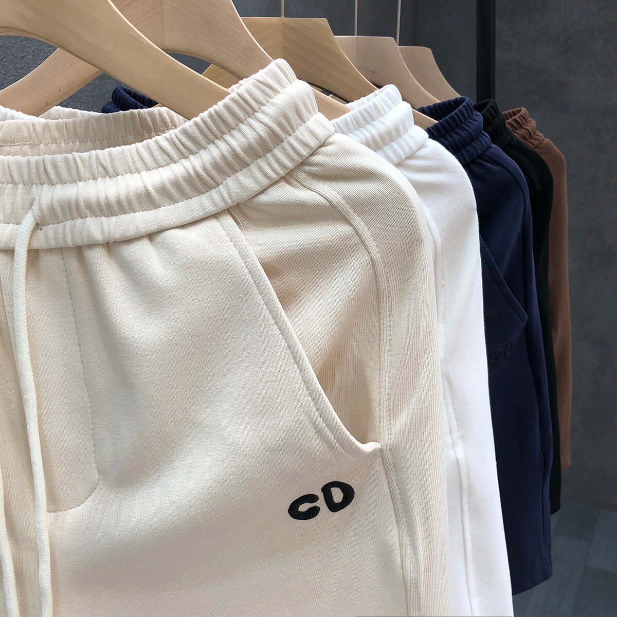 2026 Designer's New Men's Luxury Trendy Apricot Shorts Men's Summer Trendy Brand Five Quarter Pants Summer Sports And Leisure Beach Pan