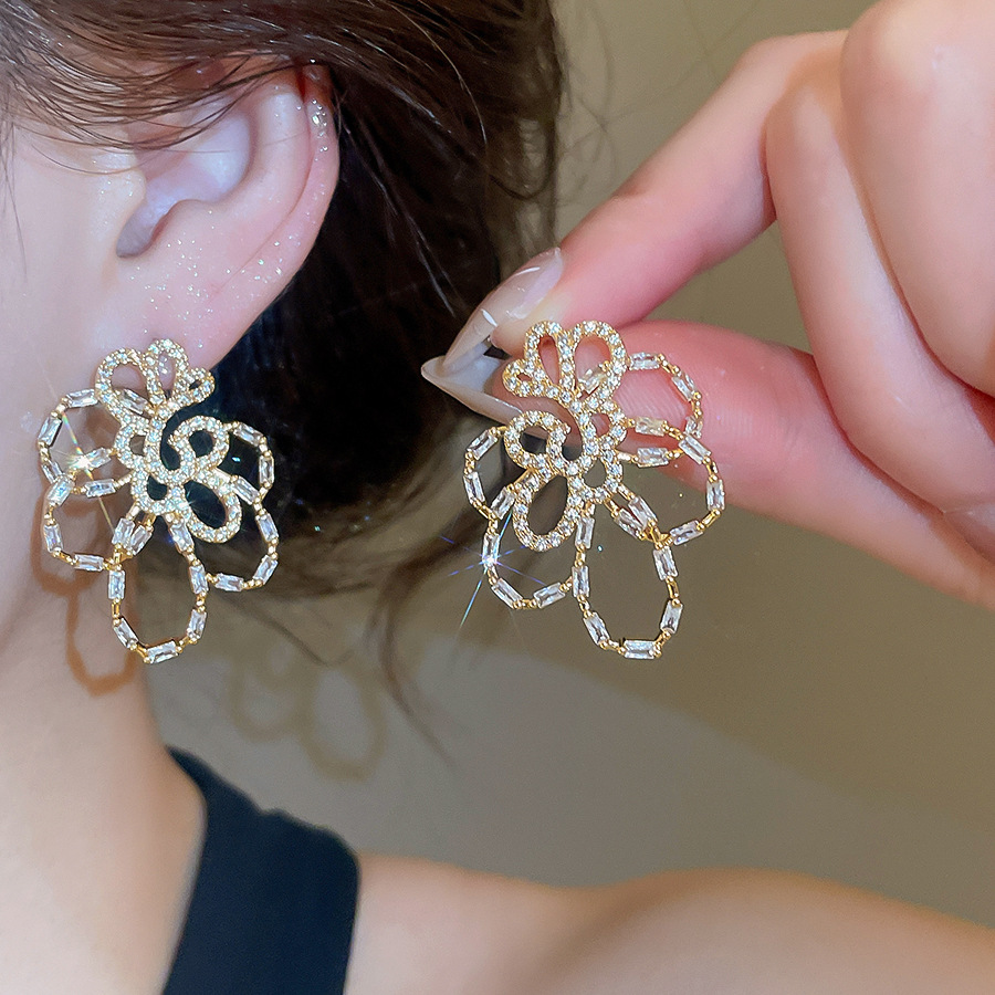 Real gold-plated silver needle zircon hollow flower stud earrings, cool and sophisticated, super beautiful socialite earrings for women - view 4
