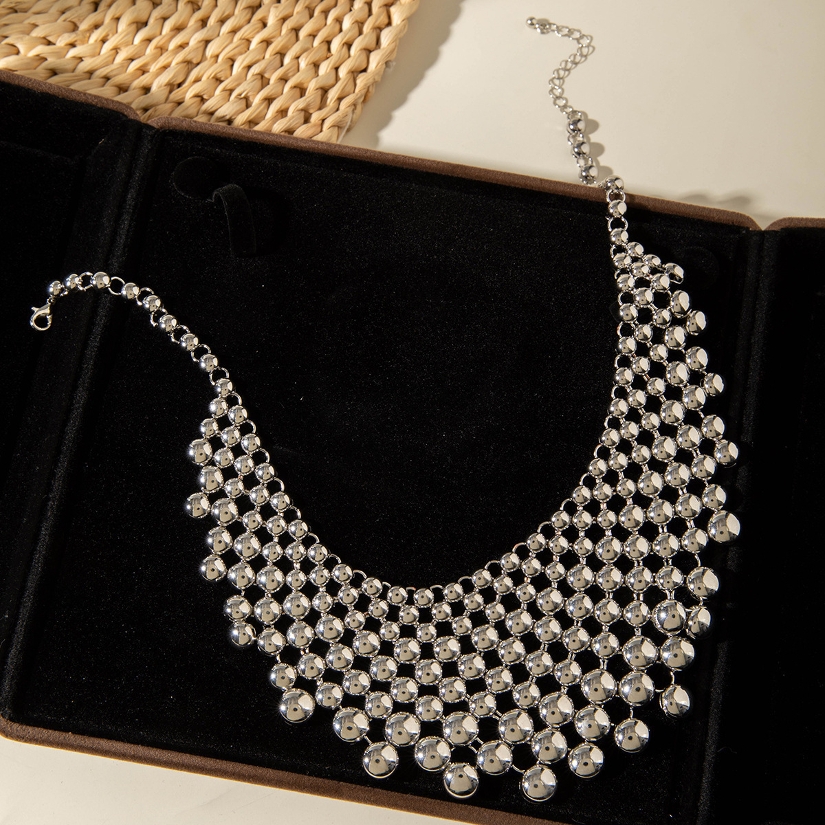 Best-selling exaggerated shawl necklace light luxury high-end fashion versatile unique niche style for women250305