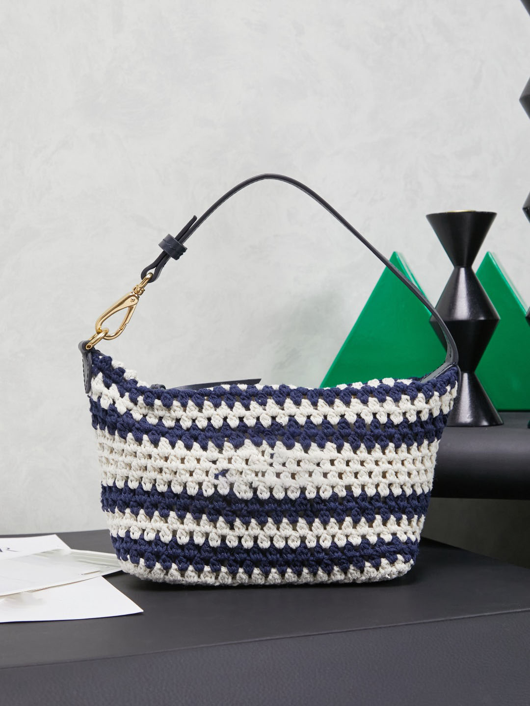 10A Top Quality High Fashion, Elegant, Comfortable, Breathable, Retro, Generous, Versatile Women's Bag