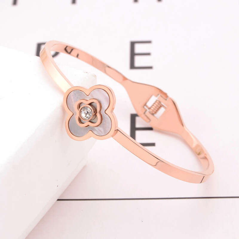 Sweet Four-Leaf Shell Personalized Projection Bracelet For Women, Korean Version, Fashionable And Simple, Wholesale Couple's Jewelry With Petal E