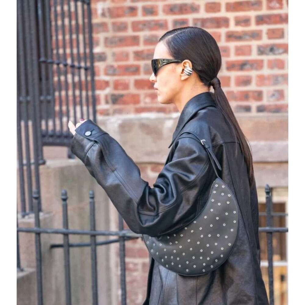 Studded Crescent Bag Women Trendy Leather Underarm Shoulder Bag Luxury Niche Design High End Feel Daily Party Streetwear Fashion Crossbody BagSENYY