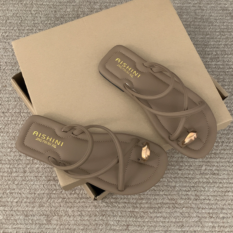 French Retro Small Metal Toe Women's Summer Home And Outdoor Fashion Versatile Flat Beach Sandals