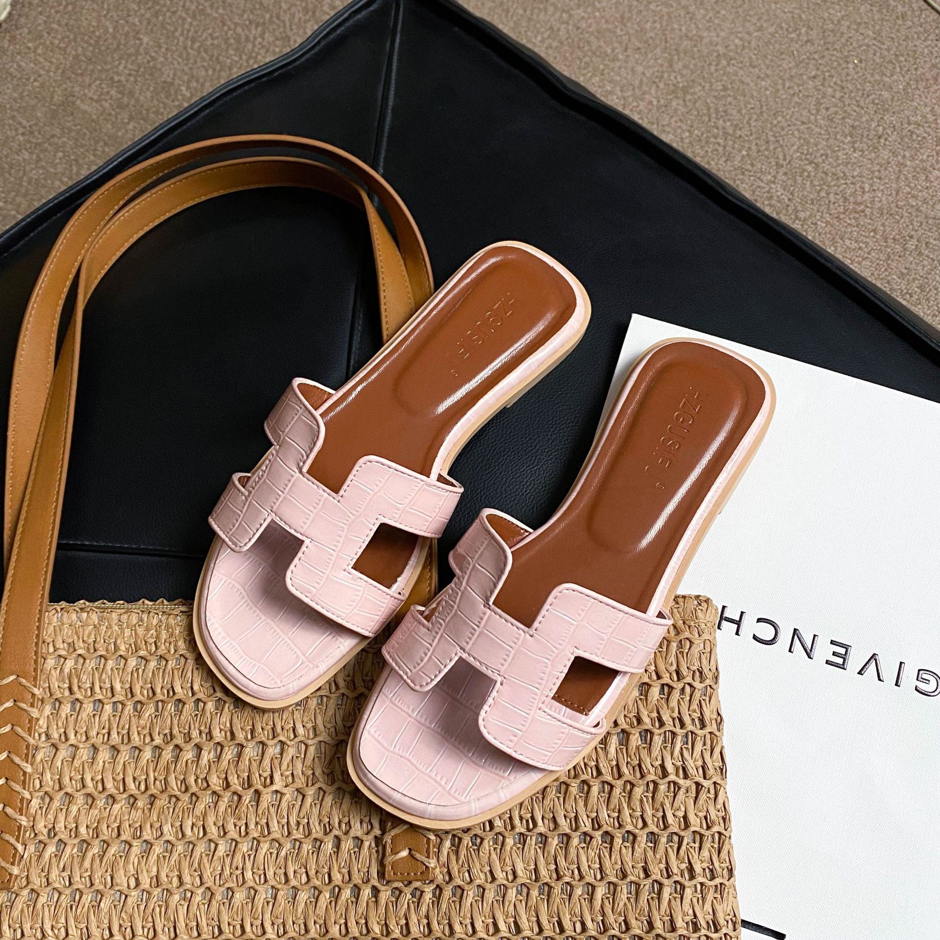 HZGUSIFU Free shipping 2026 hot luxury Summer Casual Slippers Non-slip Soft Sole Indoor Outdoor Slides Indoor & Outdoor Beach