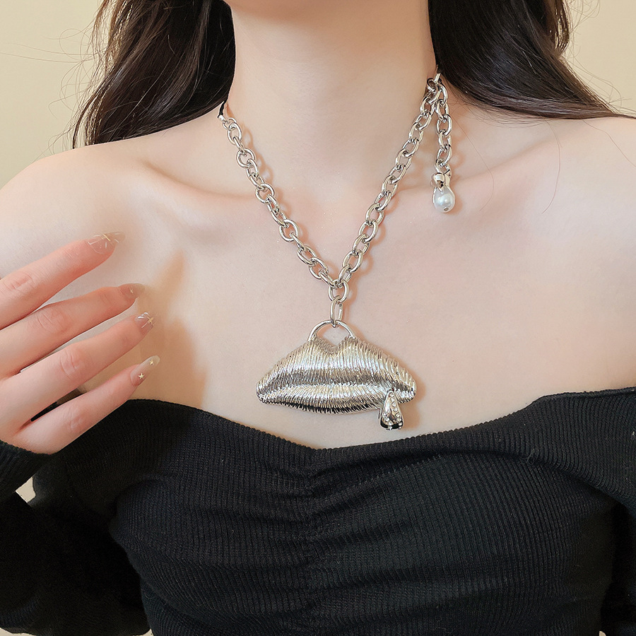 European and American heavy-duty exaggerated striped three-dimensional lip pendant necklace for women, vintage high-end thick chain choker neck access - view 6