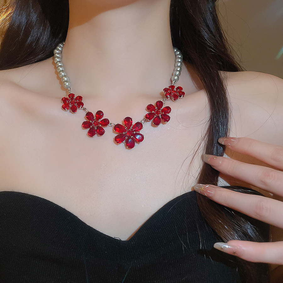 Elegant Red Rhinestone Flower Pearl Necklace for Ladies, French Fashion, High-End Niche Design, New Collarbone Chain - view 3