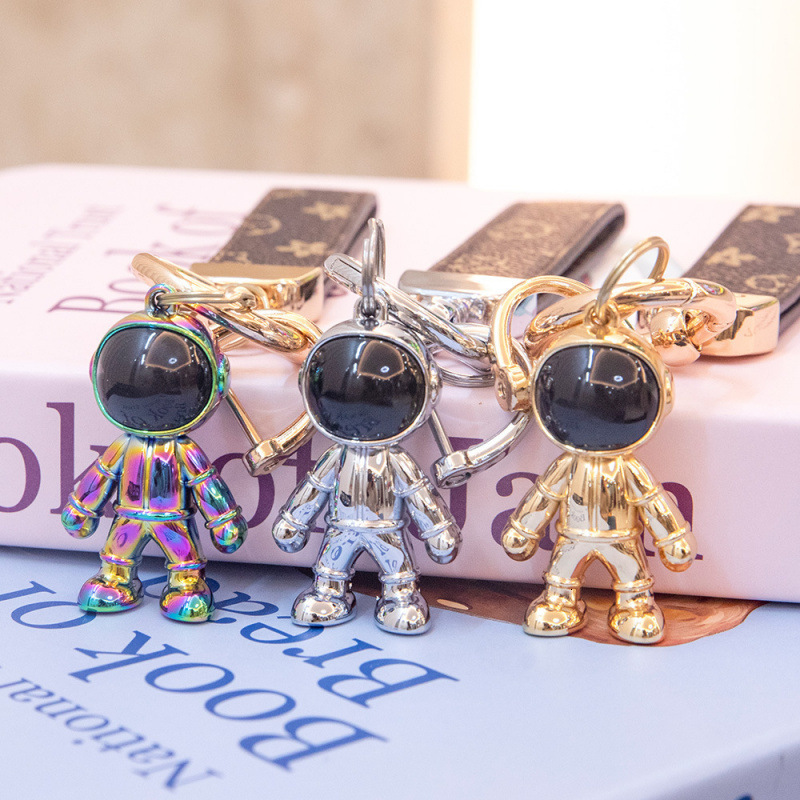 Creative high-quality metal astronaut 3D keychain couple pendant gift wholesale travel souvenir