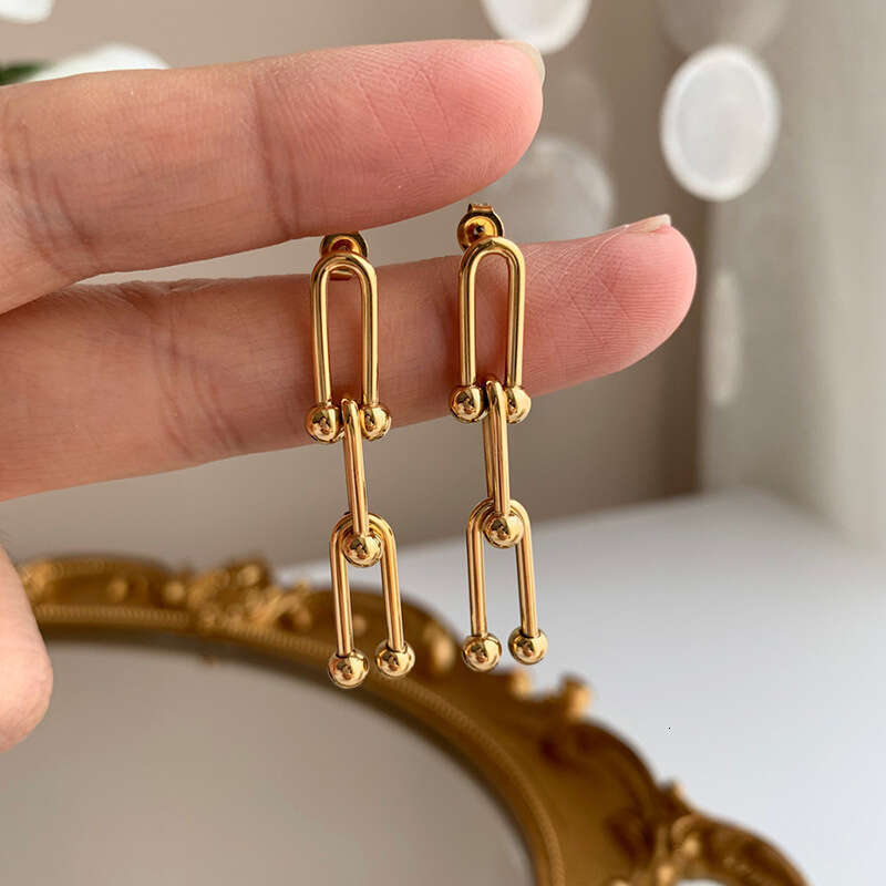 New Vintage U-Shaped Horseshoe Titanium Steel Earrings For Women, Fashionable And Versatile, Niche Light Luxury Design, Non-Fading Jewelry Set