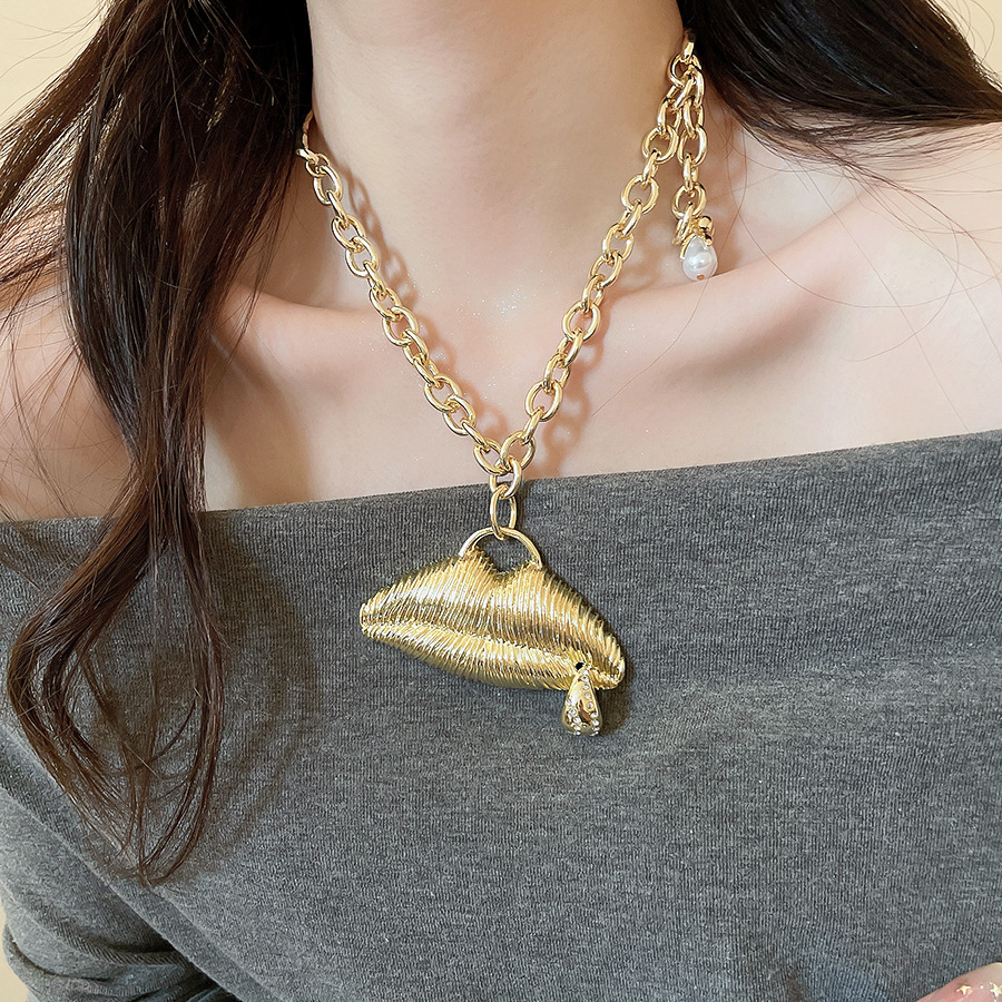 European and American heavy-duty exaggerated striped three-dimensional lip pendant necklace for women, vintage high-end thick chain choker neck access - view 5