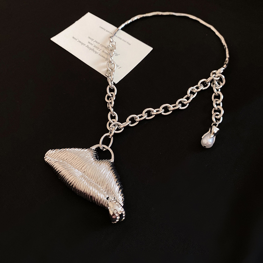 European and American heavy-duty exaggerated striped three-dimensional lip pendant necklace for women, vintage high-end thick chain choker neck access - view 8