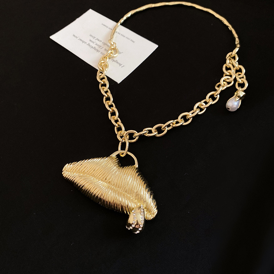 European and American heavy-duty exaggerated striped three-dimensional lip pendant necklace for women, vintage high-end thick chain choker neck access - view 7
