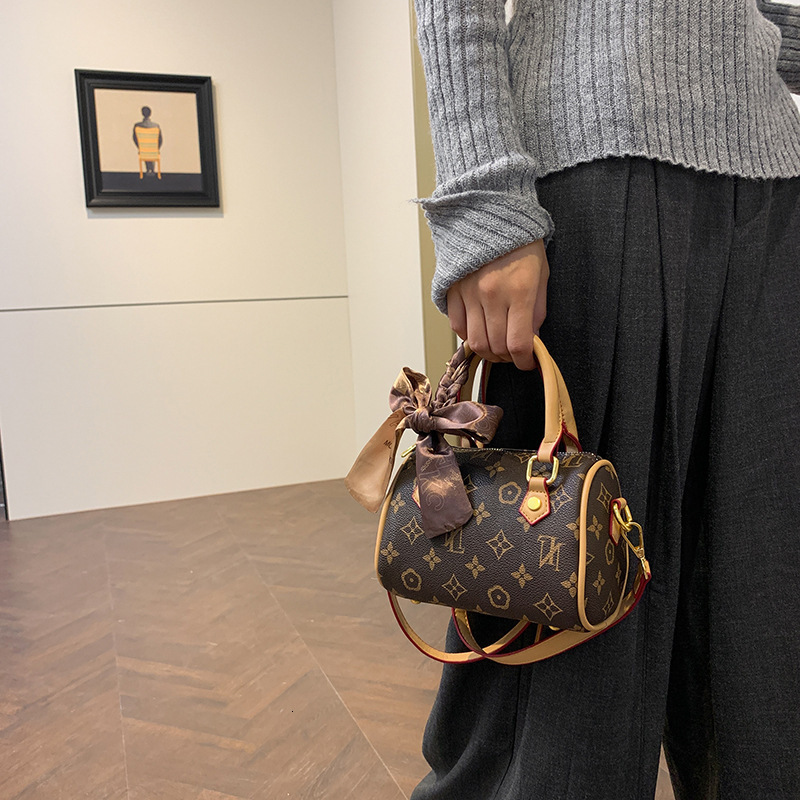 2026 New Fashion Versatile Shoulder Crossbody Bag, Elegant Simple Vintage Pattern Handbag, Women's Commuting Small Bag