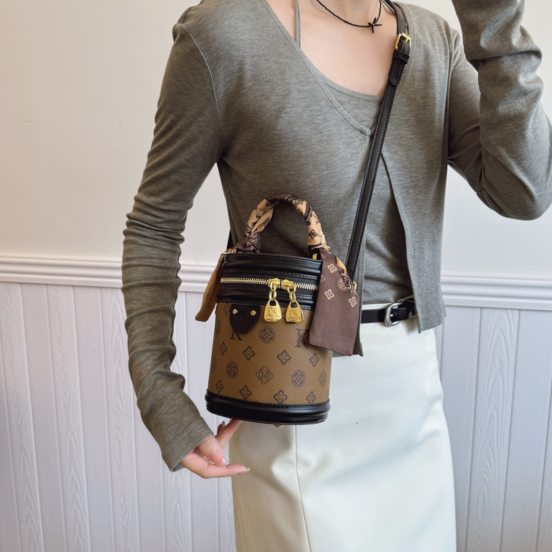 High-end vintage print handbag for women, 2026 new versatile monogram crossbody bag, shoulder handbag, cylindrical bucket bag