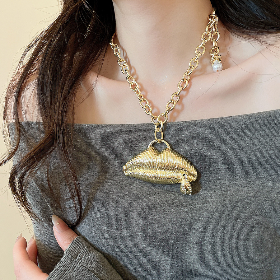 European and American heavy-duty exaggerated striped three-dimensional lip pendant necklace for women, vintage high-end thick chain choker neck access - view 4