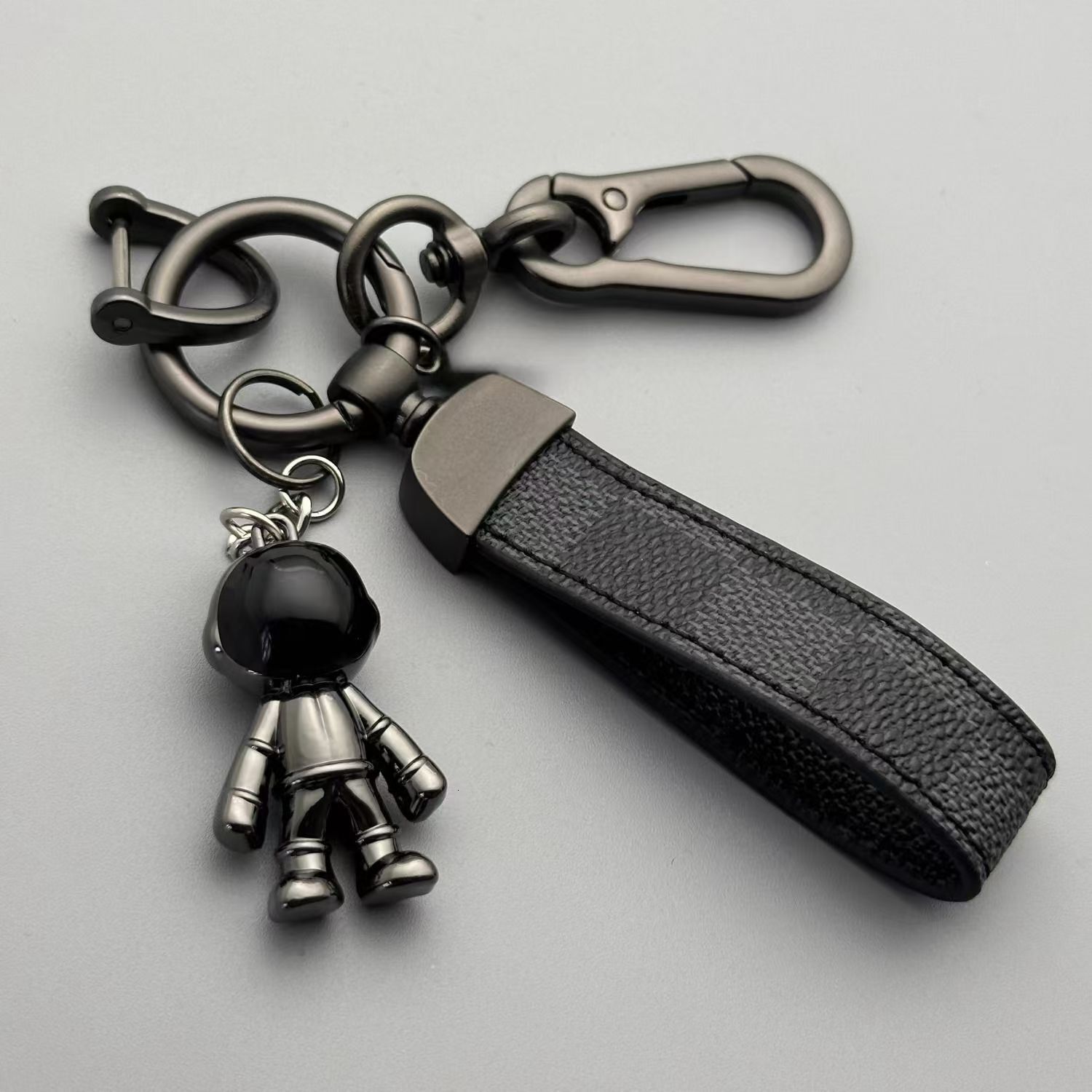 Astronaut keychain metal pendant for men, car keychain, keyring, personalized creative leather strap keychain - view 4