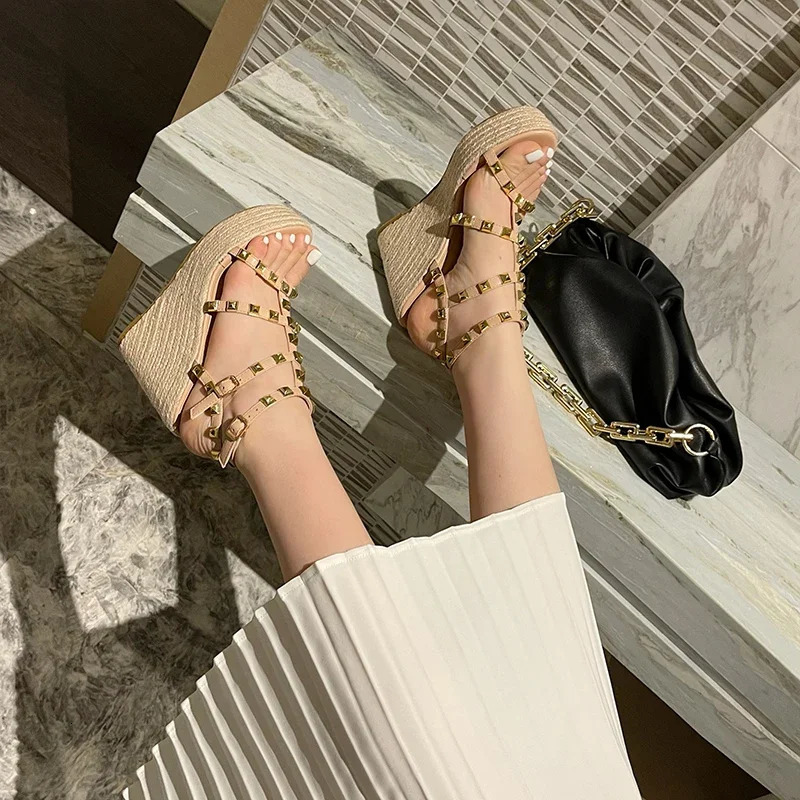 Rivet Wedge Sandals Open Toe Ankle Buckle Strap Ladies Platform High Heels Roman Rattan Grass Woven Shoes 260421