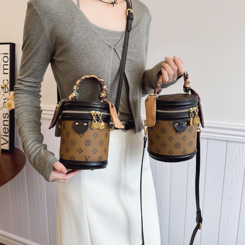 High-end vintage print handbag for women, 2026 new versatile monogram crossbody bag, shoulder handbag, cylindrical bucket bag