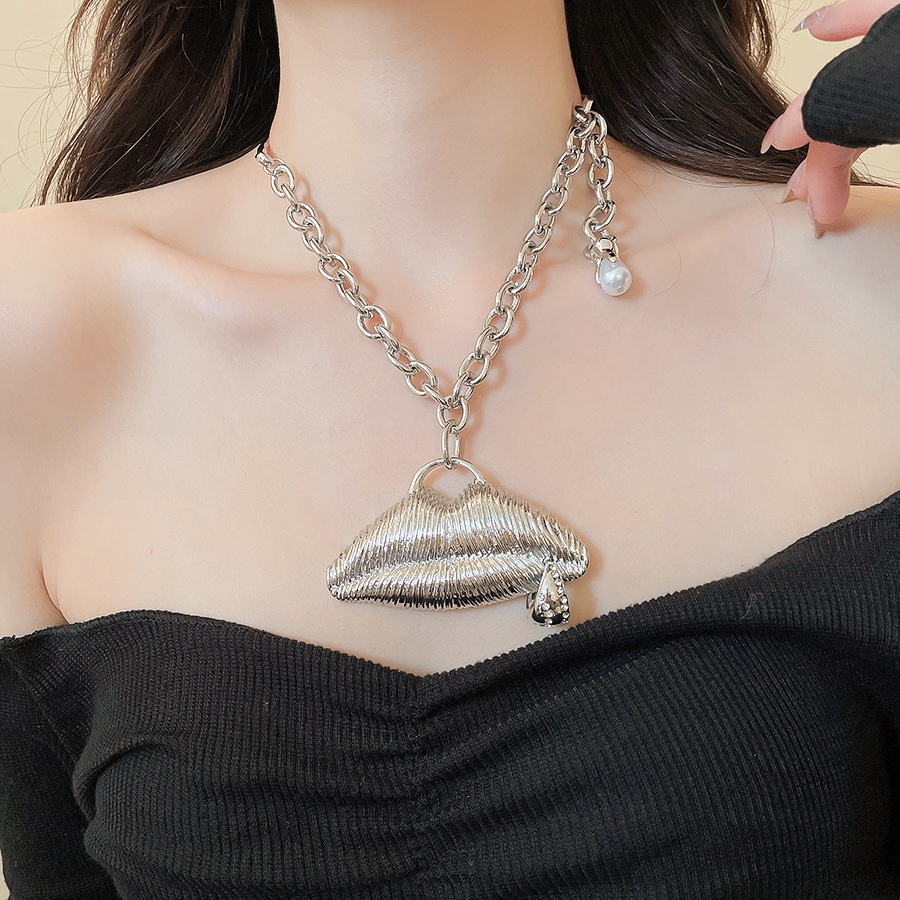 European and American heavy-duty exaggerated striped three-dimensional lip pendant necklace for women, vintage high-end thick chain choker neck access - view 3