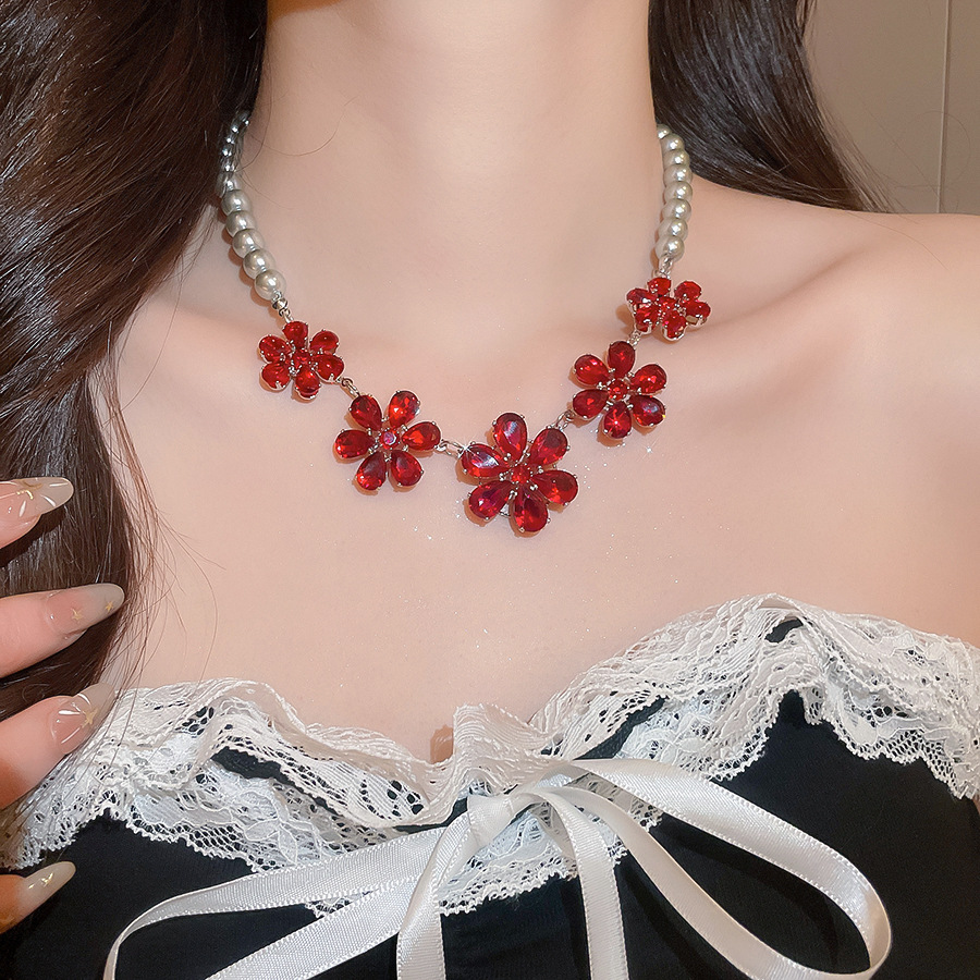 Elegant Red Rhinestone Flower Pearl Necklace for Ladies, French Fashion, High-End Niche Design, New Collarbone Chain - view 5
