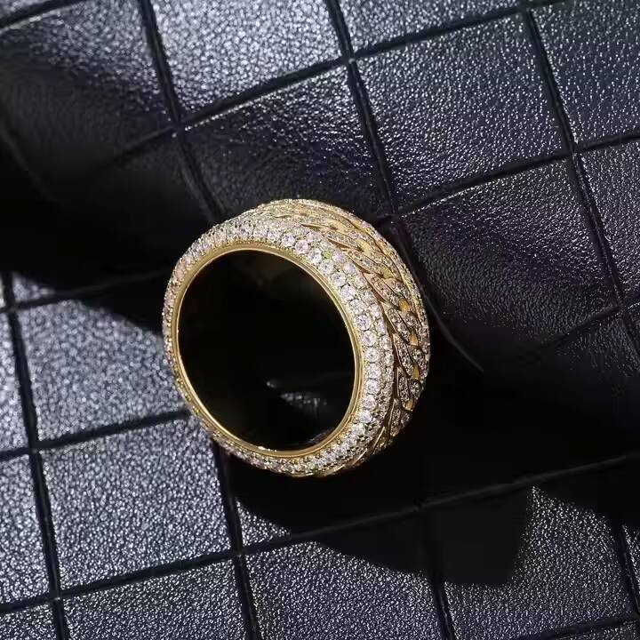 Luxury Stainless Steel Moissanite Engagement Rings with Elegant Pattern for Wedding